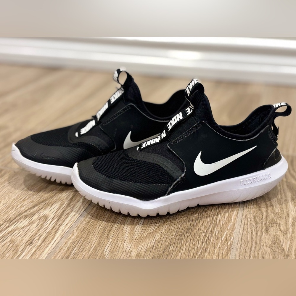 NIKE Flex Runner Boys Slip On Sneaker Shoes Black White Swoosh Size 3Y